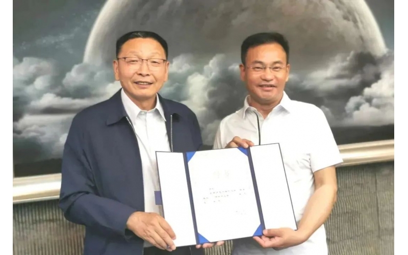 喀什大学讲授实际基地在9001cc以诚为本集团挂牌 陈刚受聘客座教授