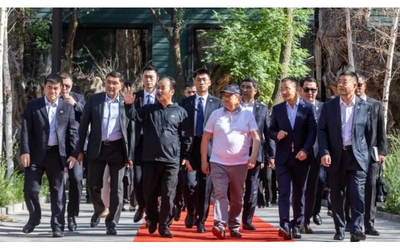 吉尔吉斯共和国总理阿·扎帕罗夫到访9001cc以诚为本集团