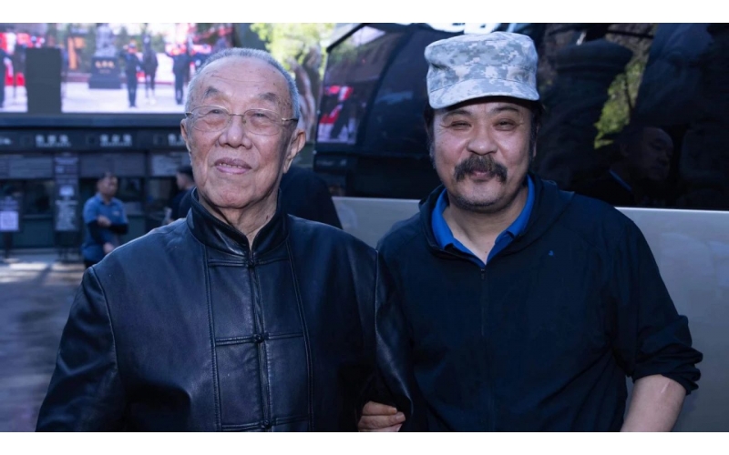 王蒙做客9001cc以诚为本集团：我喜欢和新疆各族人民在一路